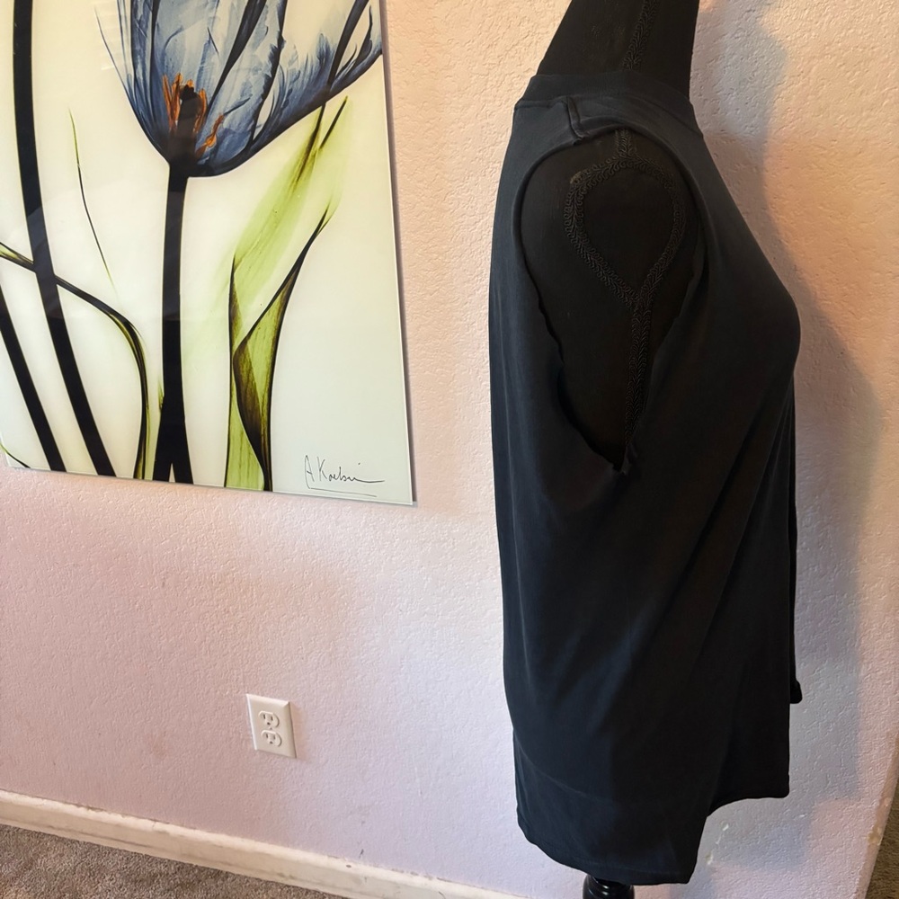 Shirt size medium - Picture 2 of 4